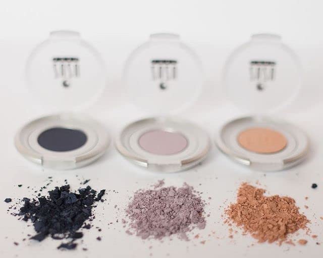 Zuzu Luxe Mineral Eyeshadow (Chameleon - Bronze/Warm Shimmer), Richly pigmented, velvety smooth formula. Natural, Paraben Free, Vegan, Gluten-free, Cruelty-free, Non GMO, 0.07 oz.