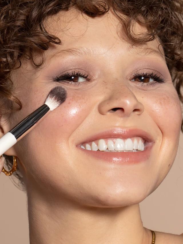 ILIA - Blending Brush | Eyeshadow + Highlighter Brush Made with FSC Certified Wood, Aluminum, + Soft, Vegan Bristles | Expertly Crafted | Non-Toxic, Vegan, Cruelty-Free, Recyclable