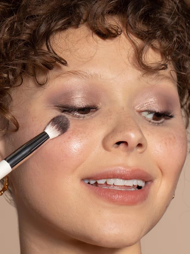 ILIA - Blending Brush | Eyeshadow + Highlighter Brush Made with FSC Certified Wood, Aluminum, + Soft, Vegan Bristles | Expertly Crafted | Non-Toxic, Vegan, Cruelty-Free, Recyclable