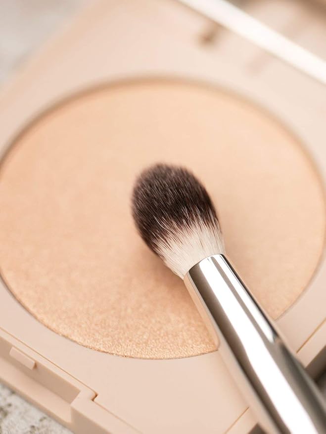 ILIA - Blending Brush | Eyeshadow + Highlighter Brush Made with FSC Certified Wood, Aluminum, + Soft, Vegan Bristles | Expertly Crafted | Non-Toxic, Vegan, Cruelty-Free, Recyclable