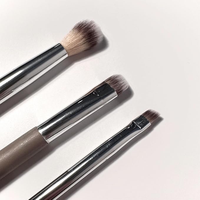 Sandstone Scandinavia Angled Eyeliner Brush – Precision Makeup Brush for Clean, Defined Lines – Ultra-Soft Vegan Bristles – Cruelty-Free