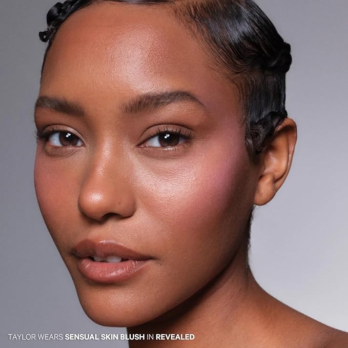 Kevyn Aucoin Sensual Skin Blush – Revealed (hot pink: fuchsia/cool): Cream-to-powder formula. Soft, airbrushed finish. Helps blur appearance of texture, pores & fine lines. Easy use. Made in Italy