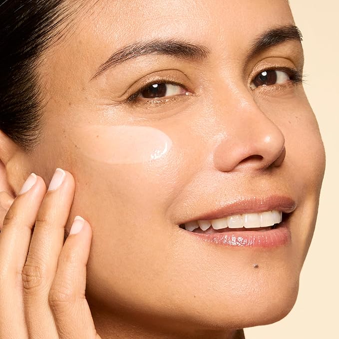 Honest Beauty Vitamin C Radiance Serum, Improves Brightens Skin Tone and Complexion, Gentle for Sensitive Skin, Fragrance-Free, Vegan, 1 fl oz